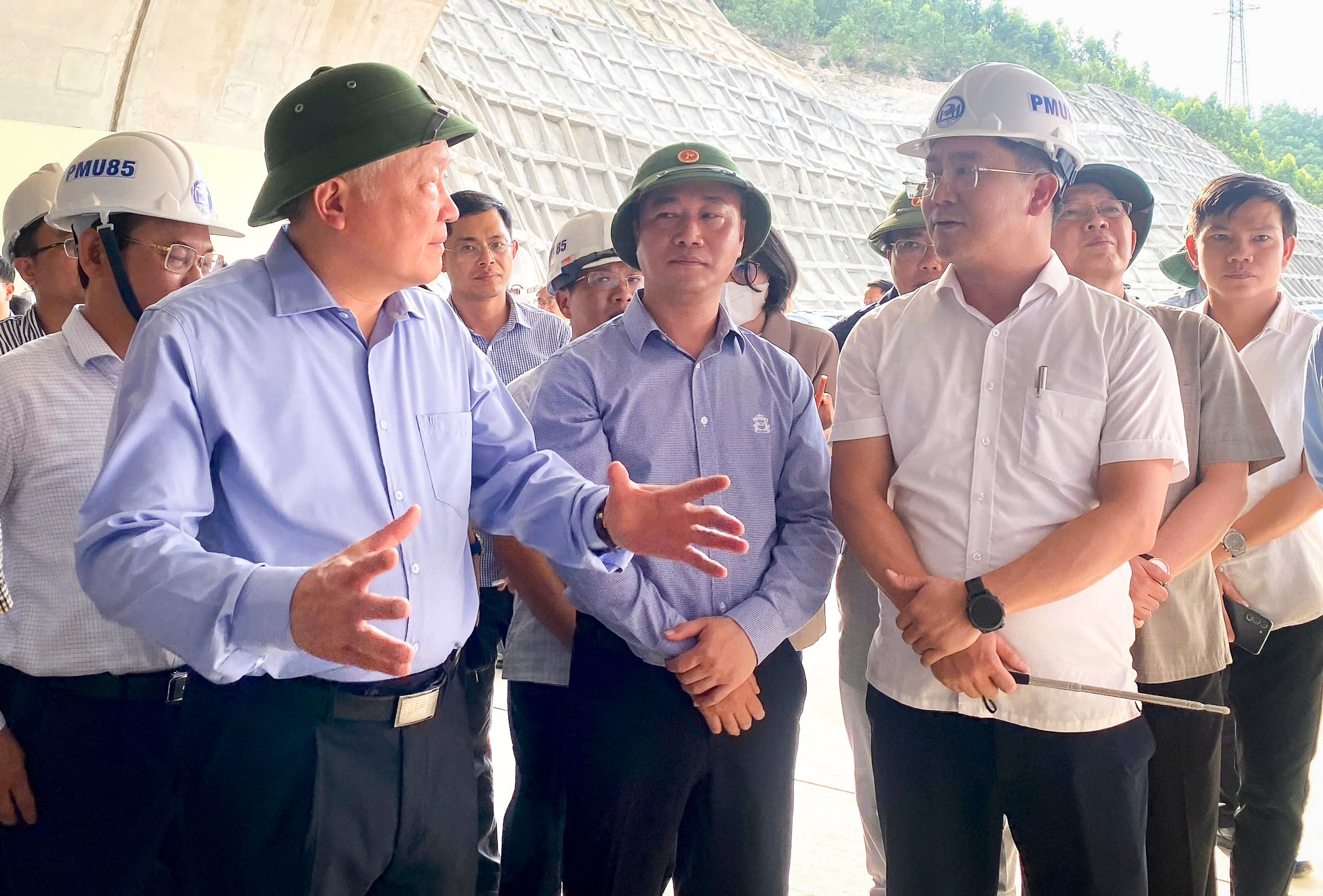 副总理阮和平检查归仁至志盛高速公路