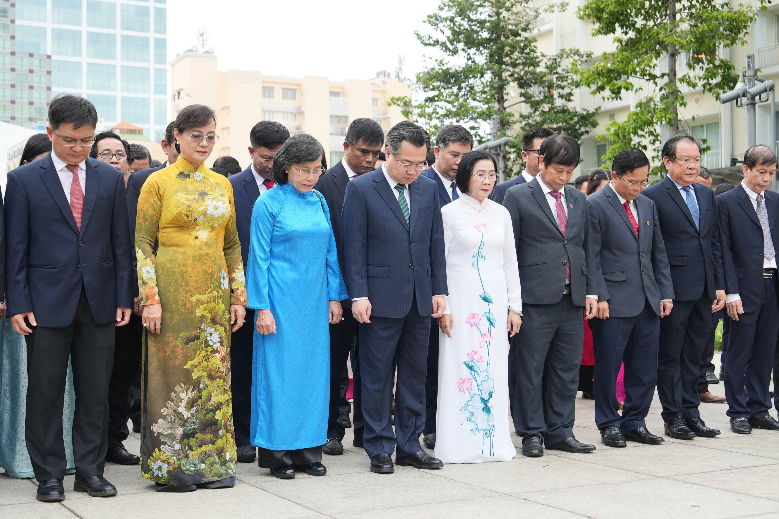 胡志明市领导在越南新闻日100周年纪念日向胡志明主席献花