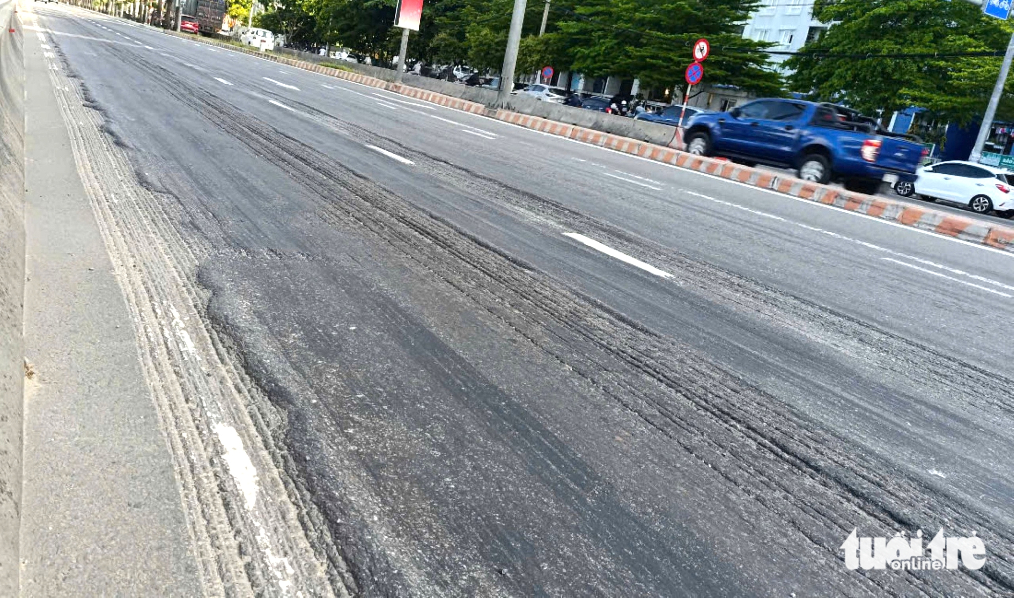 岘港的‘牛背’、‘犁沟’使主干道凹凸不平