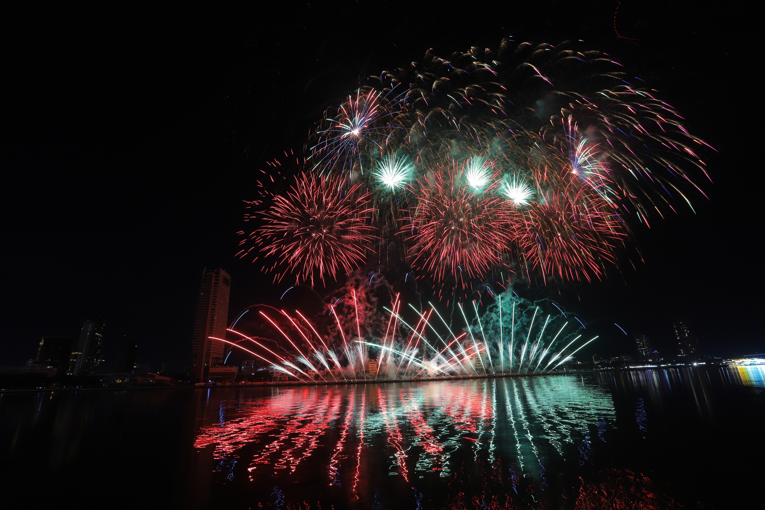 江西阳风队在国际烟花大赛岘港2025中夺冠