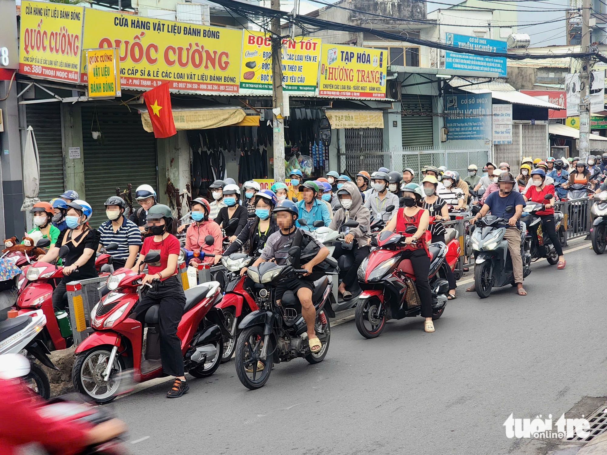 尽管有分隔带，摩托车、自行车仍接连逆行