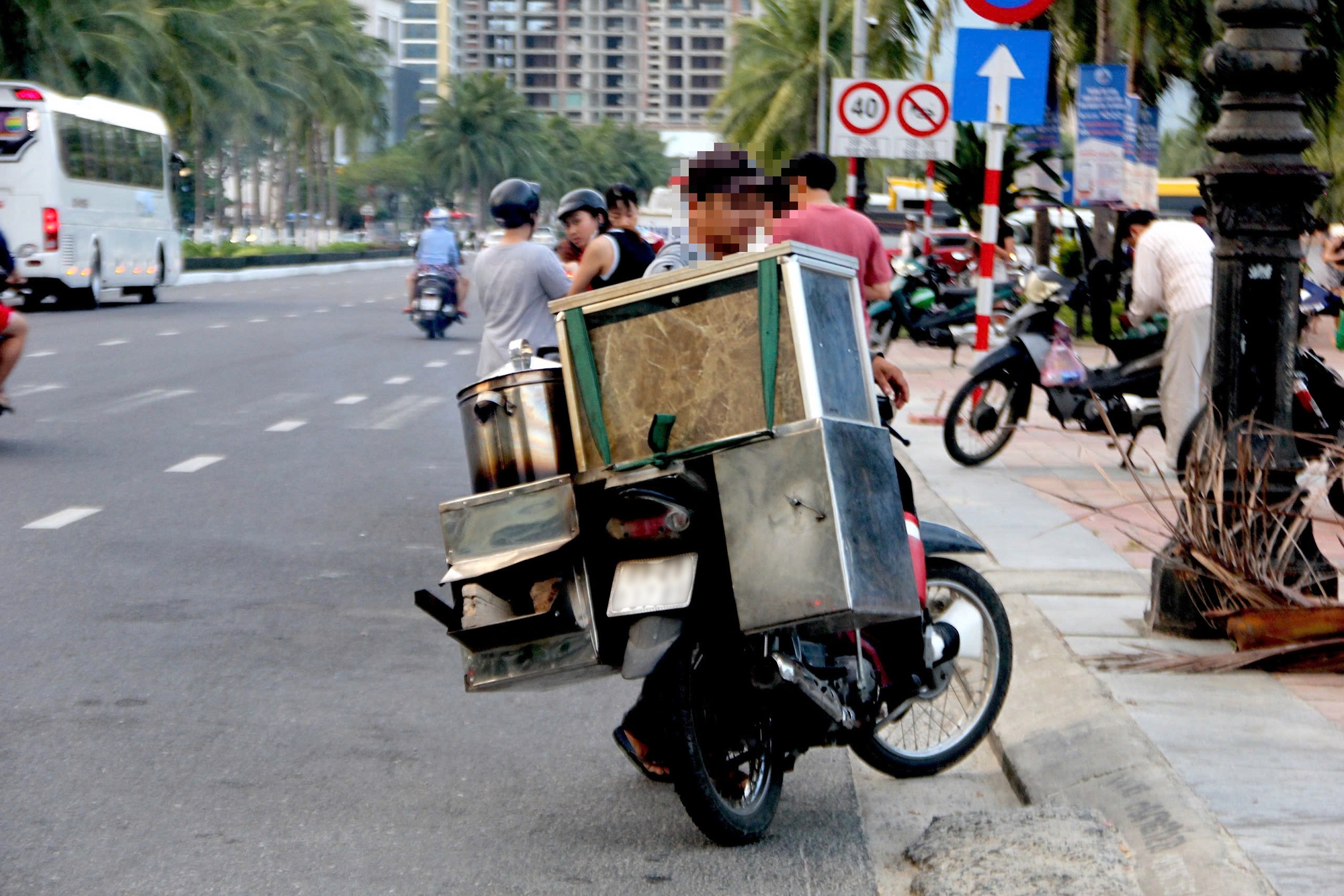 街头小贩、乞讨拉扯，岘港寻求处理方式，呼吁游客‘不要给钱’