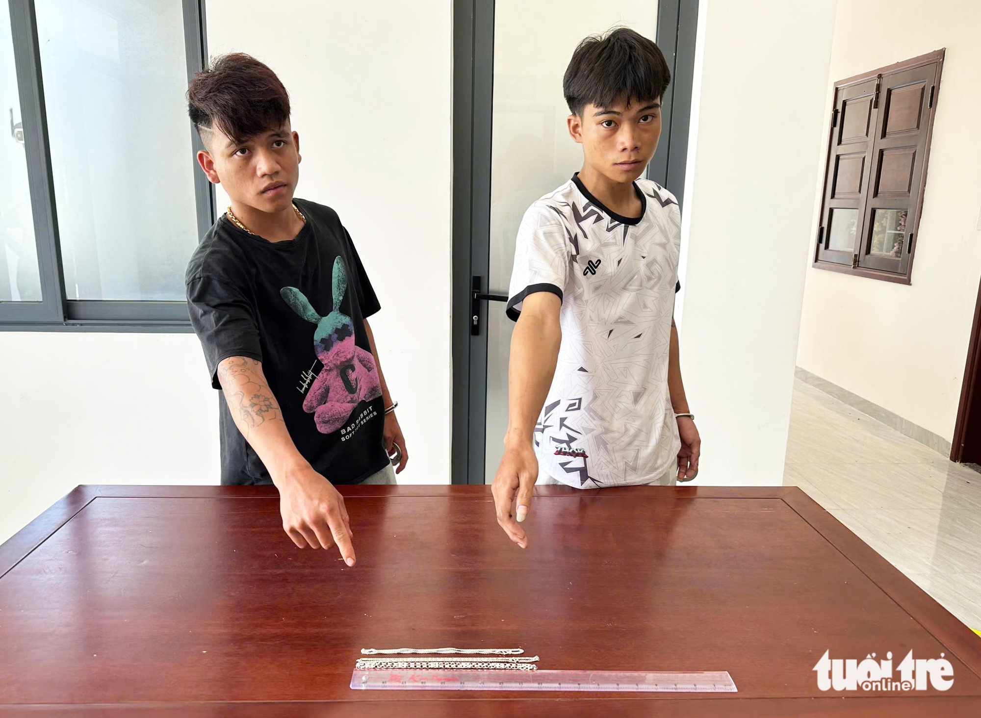 进入宿舍叫醒9名正在睡觉的学生后殴打、抢劫财物