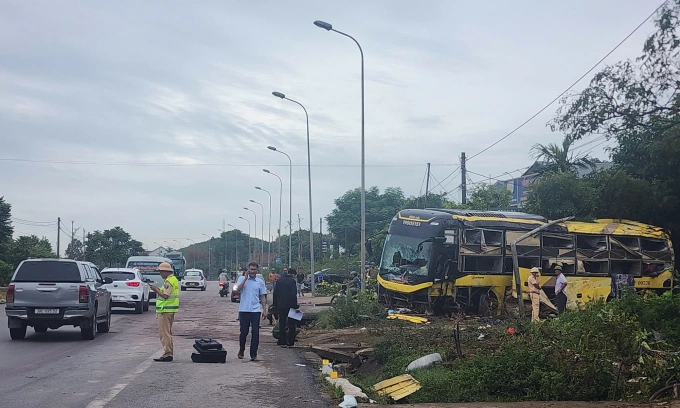 河静省客车翻车，10人死亡