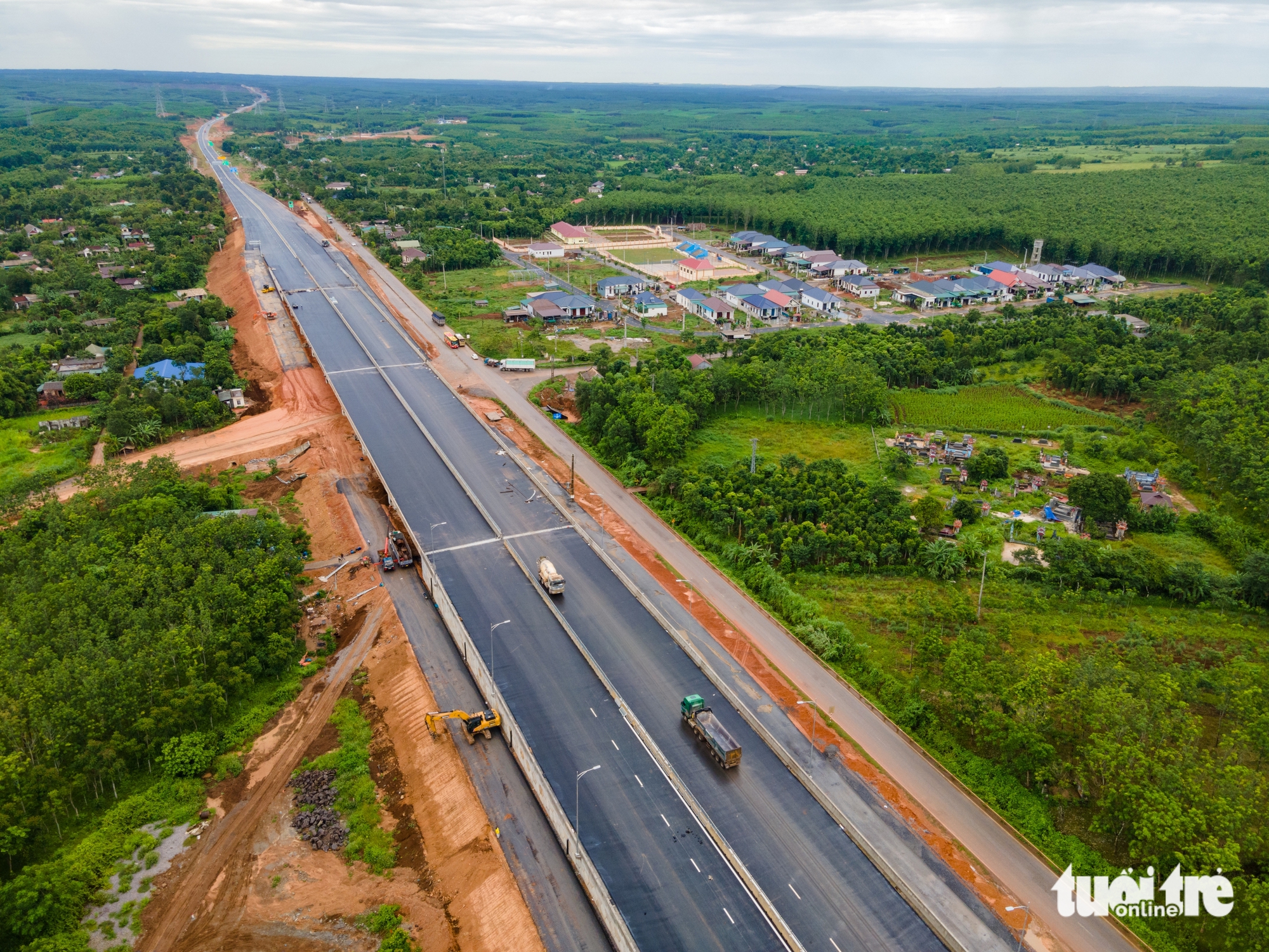 未开通的高速公路上牵引车、汽车川流不息，工人边工作边颤抖