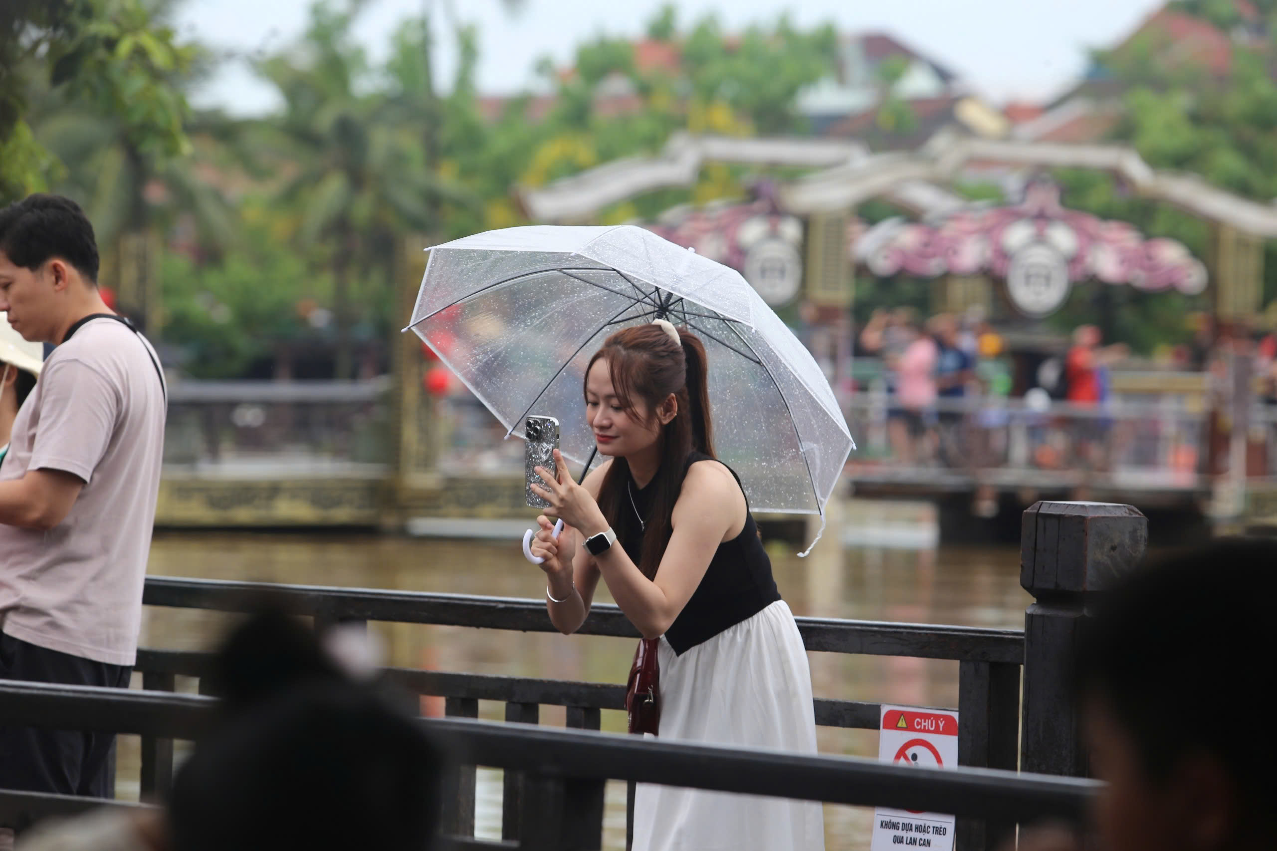 会安古城的罕见景象：夏季中的洪水