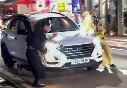喝完酒后开车‘闯关’检查酒精浓度去和女朋友玩