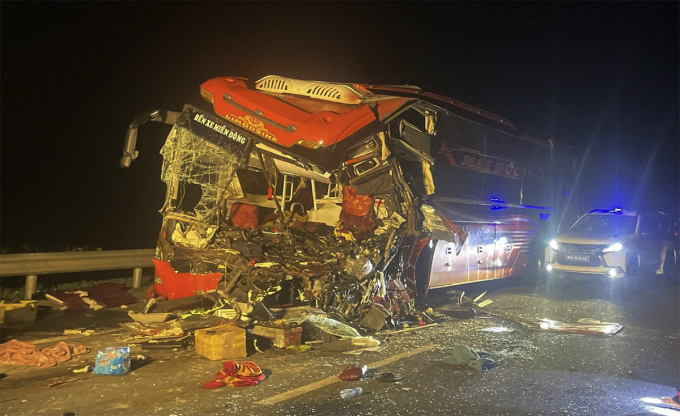 客车撞上集装箱车，两人死亡