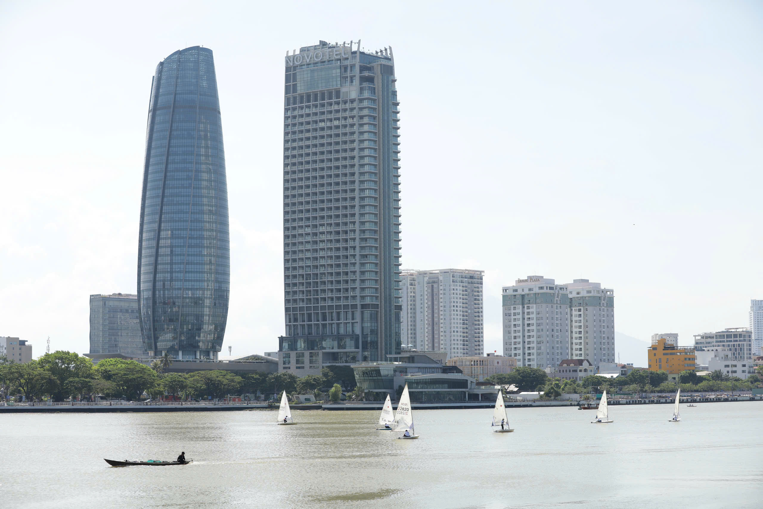 岘港的奇异景象：15艘帆船点缀韩江