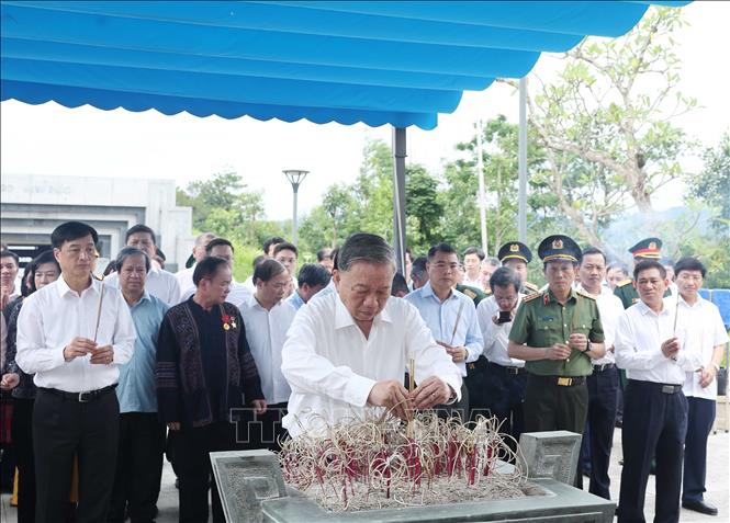 总书记苏林在奠边向英雄烈士敬香