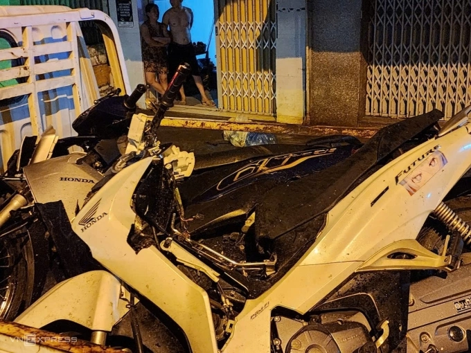 胡志明市两摩托车冲入民宅，两人死亡