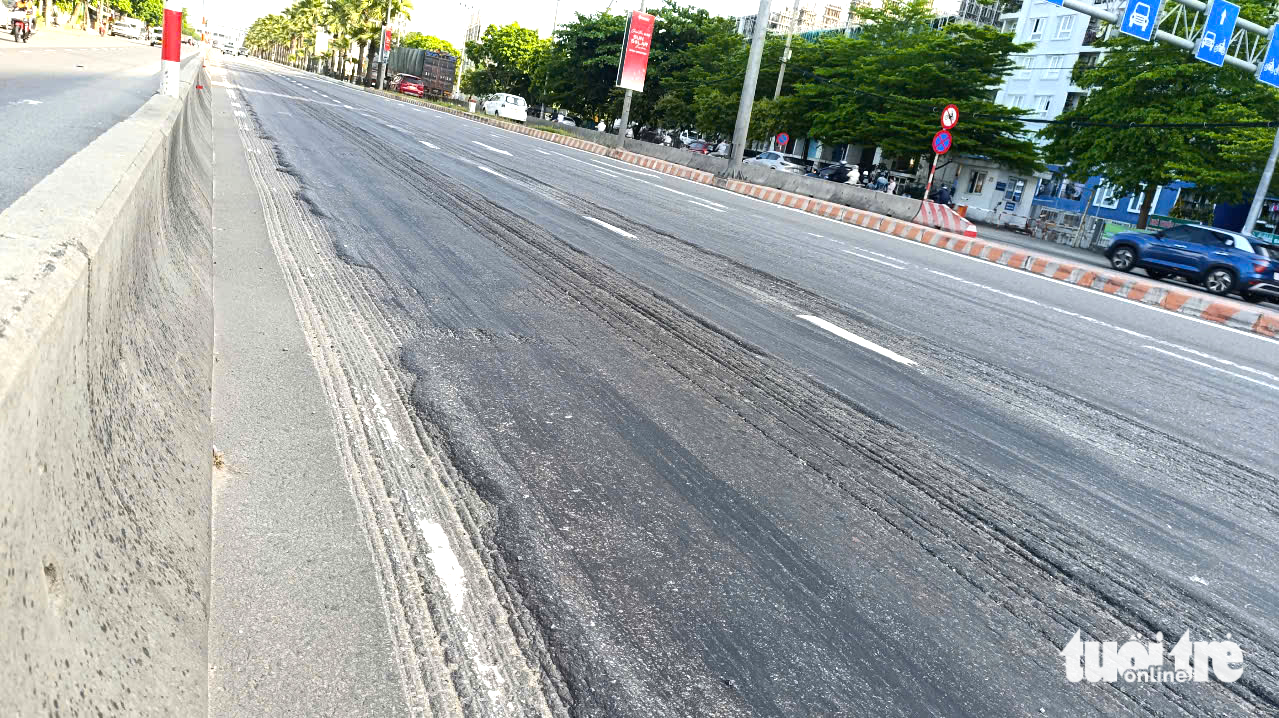 岘港主干道凹凸不平‘牛背路’：因持续高温天气
