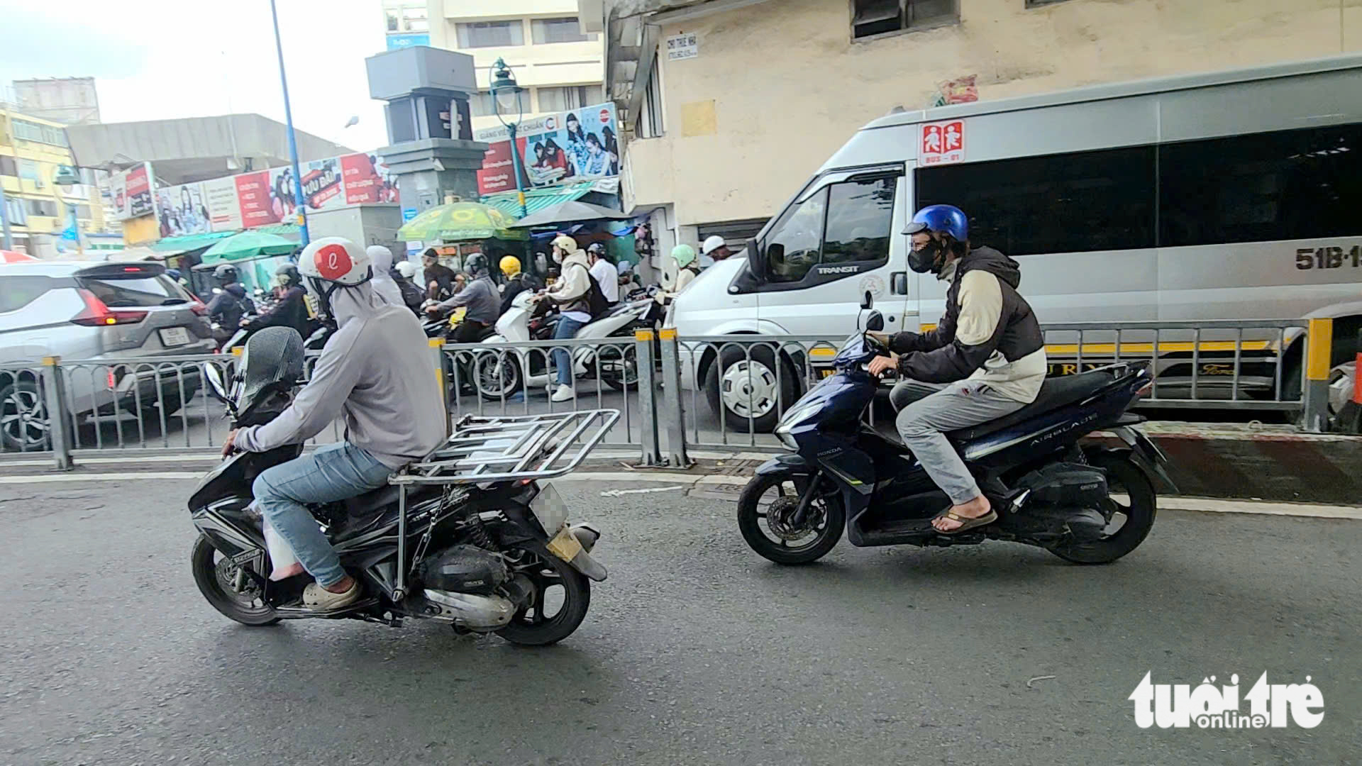 尽管有分隔带，摩托车、自行车仍接连逆行