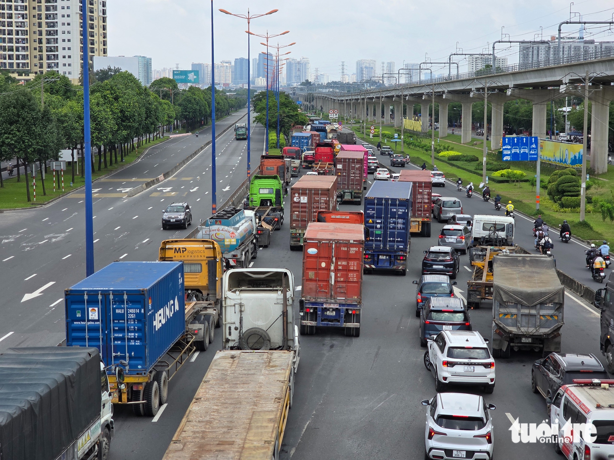中午阳光下的守德十字路口四面堵车，原因何在？