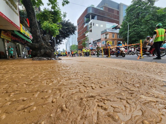 泥浆从Nhổn - 河内站地铁项目溢出街道