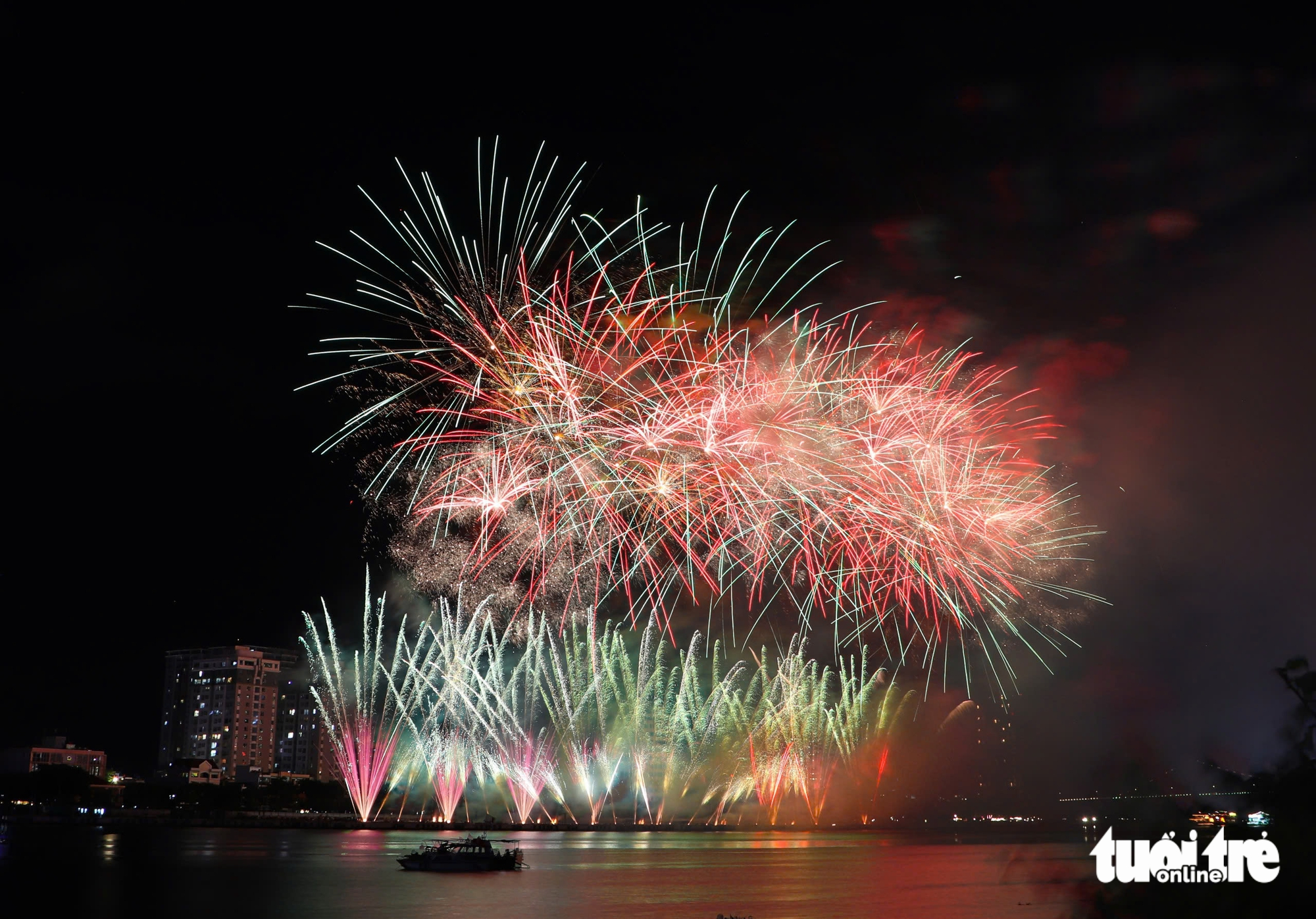 韩国和意大利在岘港国际烟花节预选赛最后一夜爆发