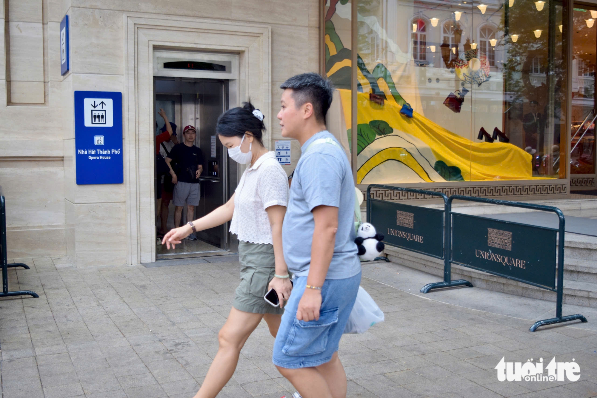 市民热切探索连接地铁站的胡志明市地下购物中心