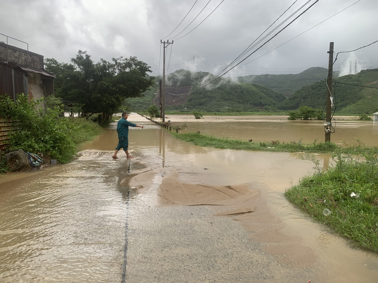 广南-岘港各河流水位上涨导致沿河多地区被淹