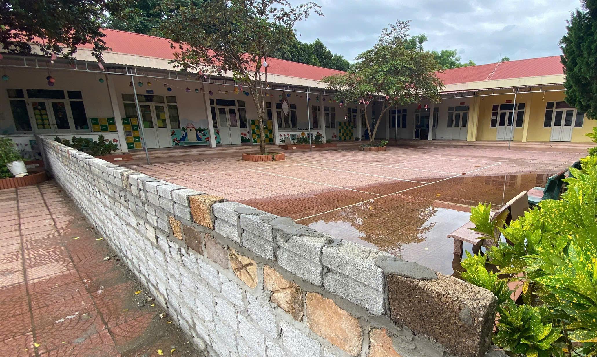 家庭在学校操场中间建墙，因四代乡主席仍未换地而愤怒