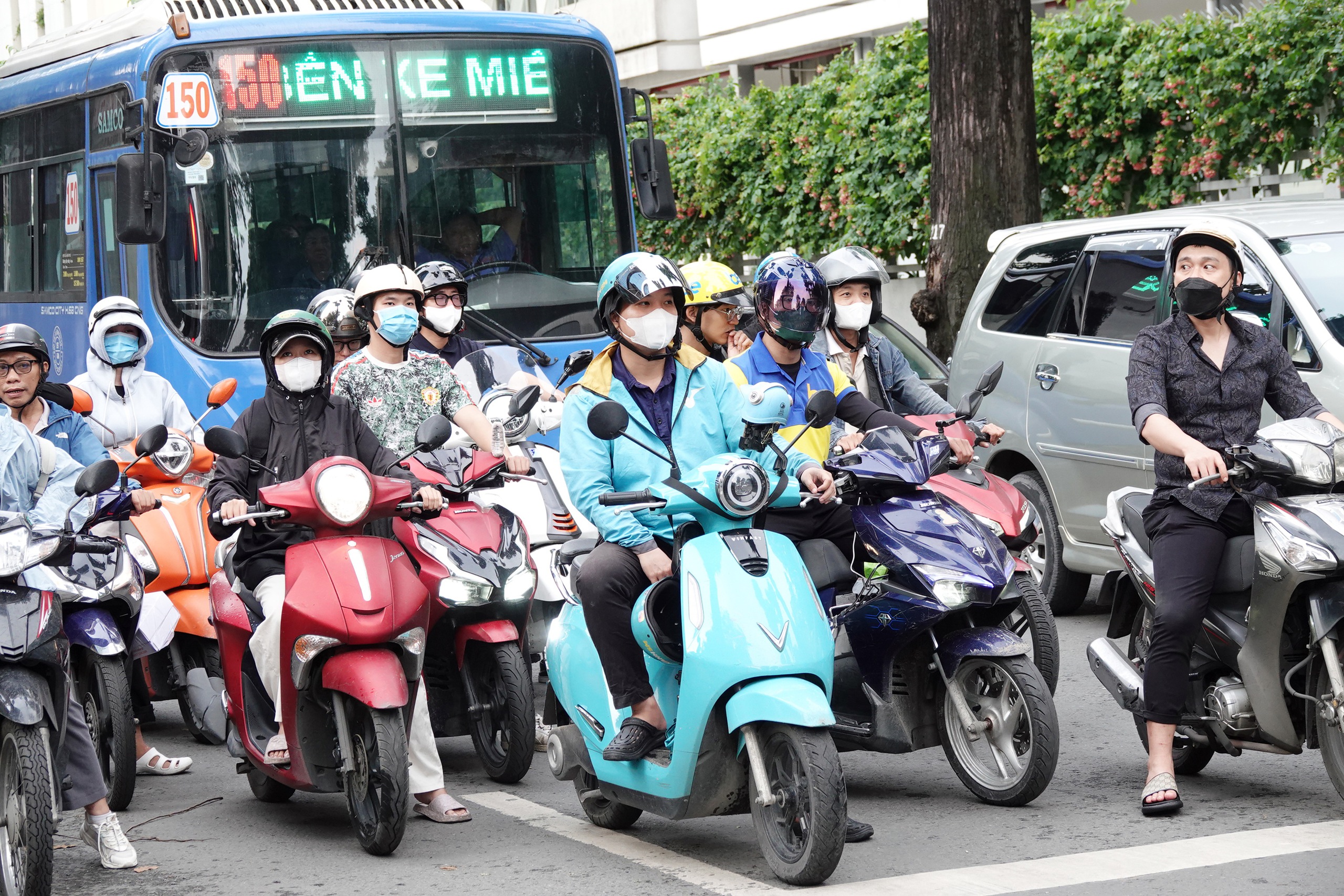 胡志明市将汽油车转为电动车：从40万快递员开始