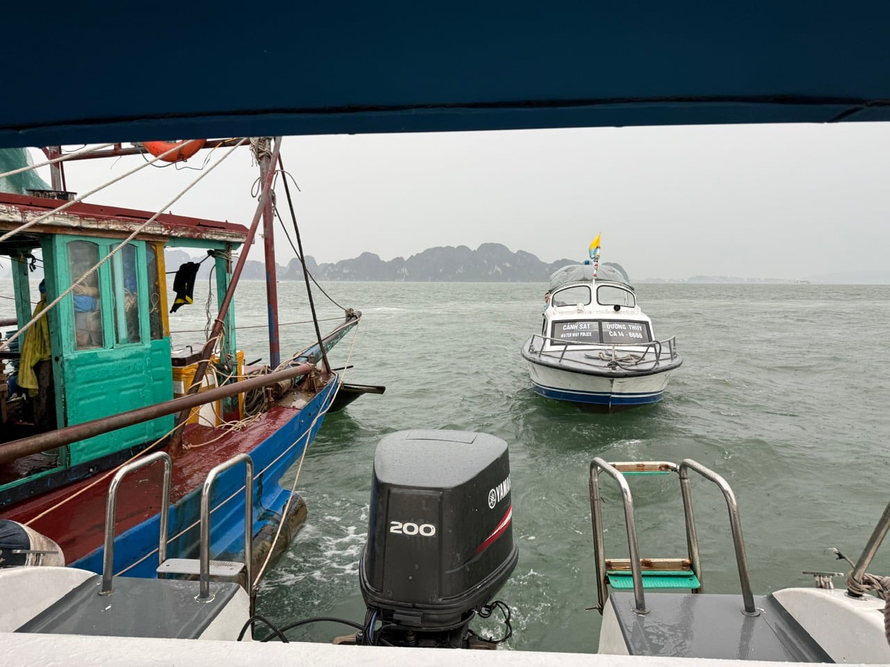 下龙湾旅游船翻船：救出10人，打捞3具尸体