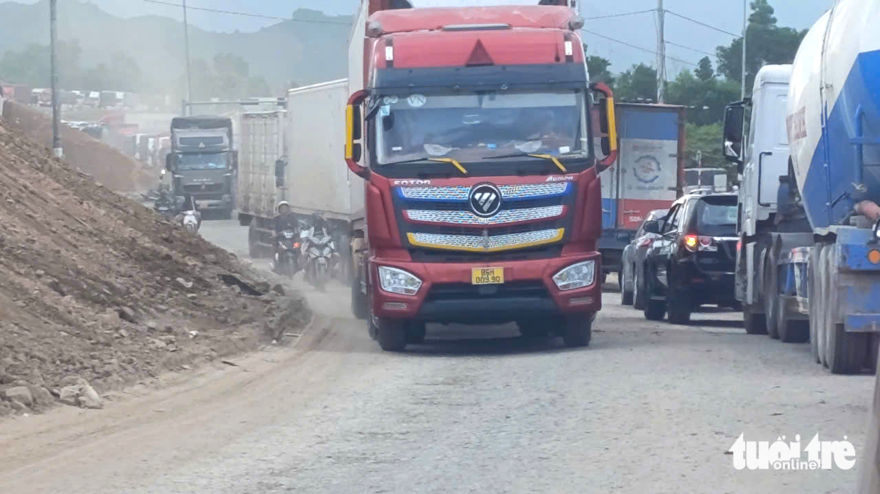在和联-绥禄高速公路上使用吹尘机造成尘土飞扬