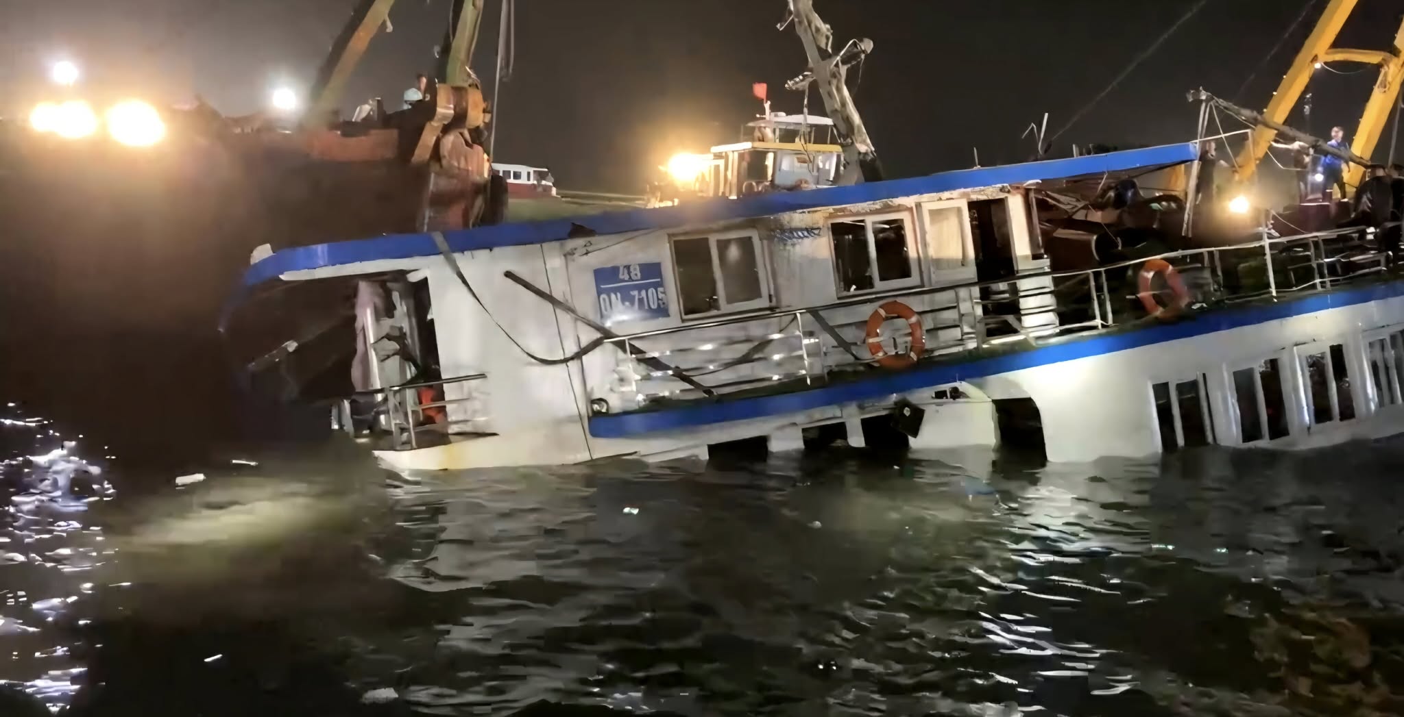 下龙湾旅游船翻船：将蓝湾船拖回岸边，继续寻找失踪人员