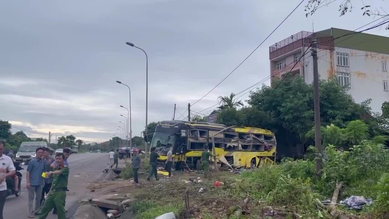 河静省客车翻车，10人死亡