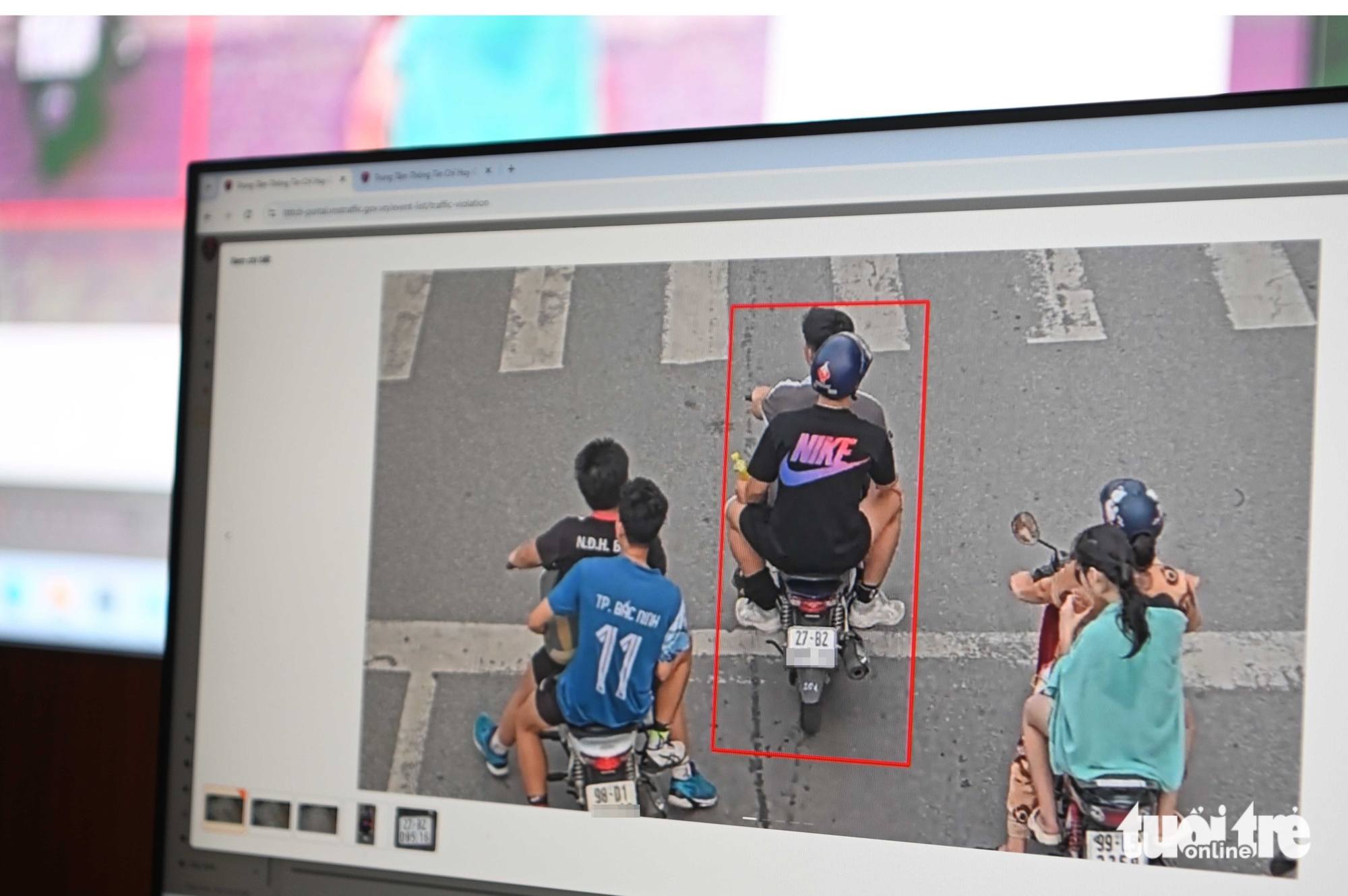 近距离观察交通警察局指挥中心自动检测违规行为的AI摄像头