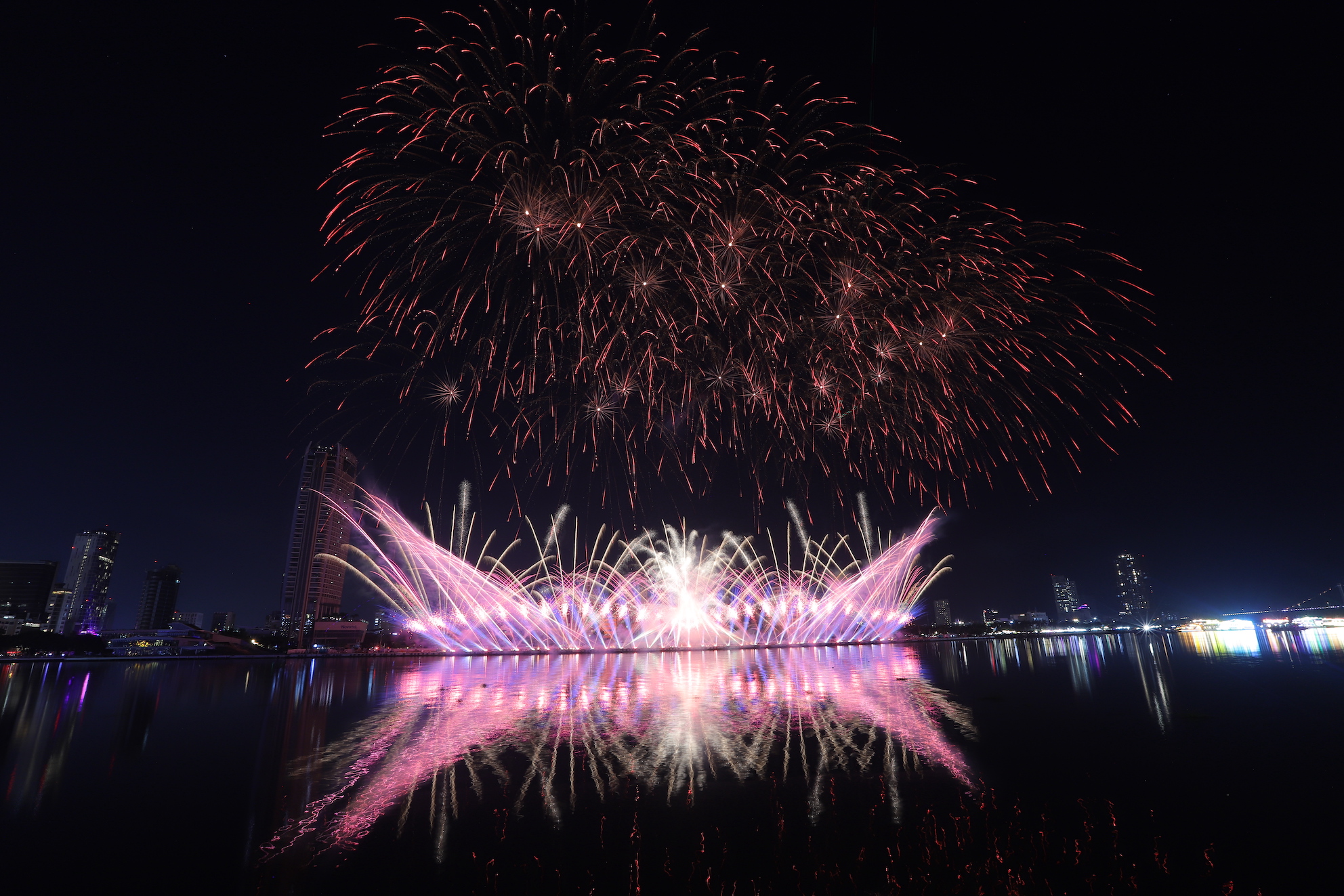 江西阳风队在国际烟花大赛岘港2025中夺冠
