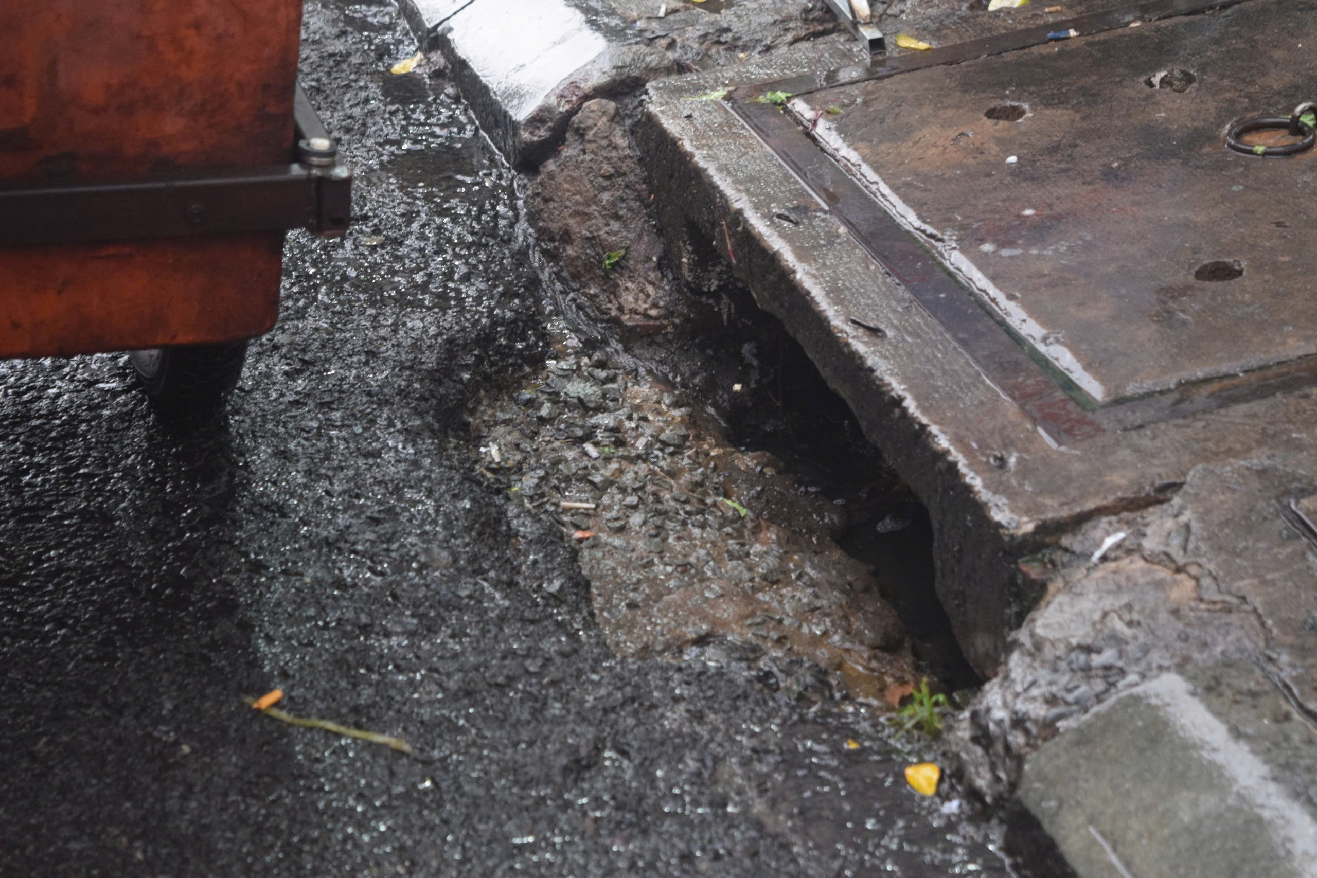 雨天中许多排水口'张开嘴巴'，将生活垃圾吸入排水系统