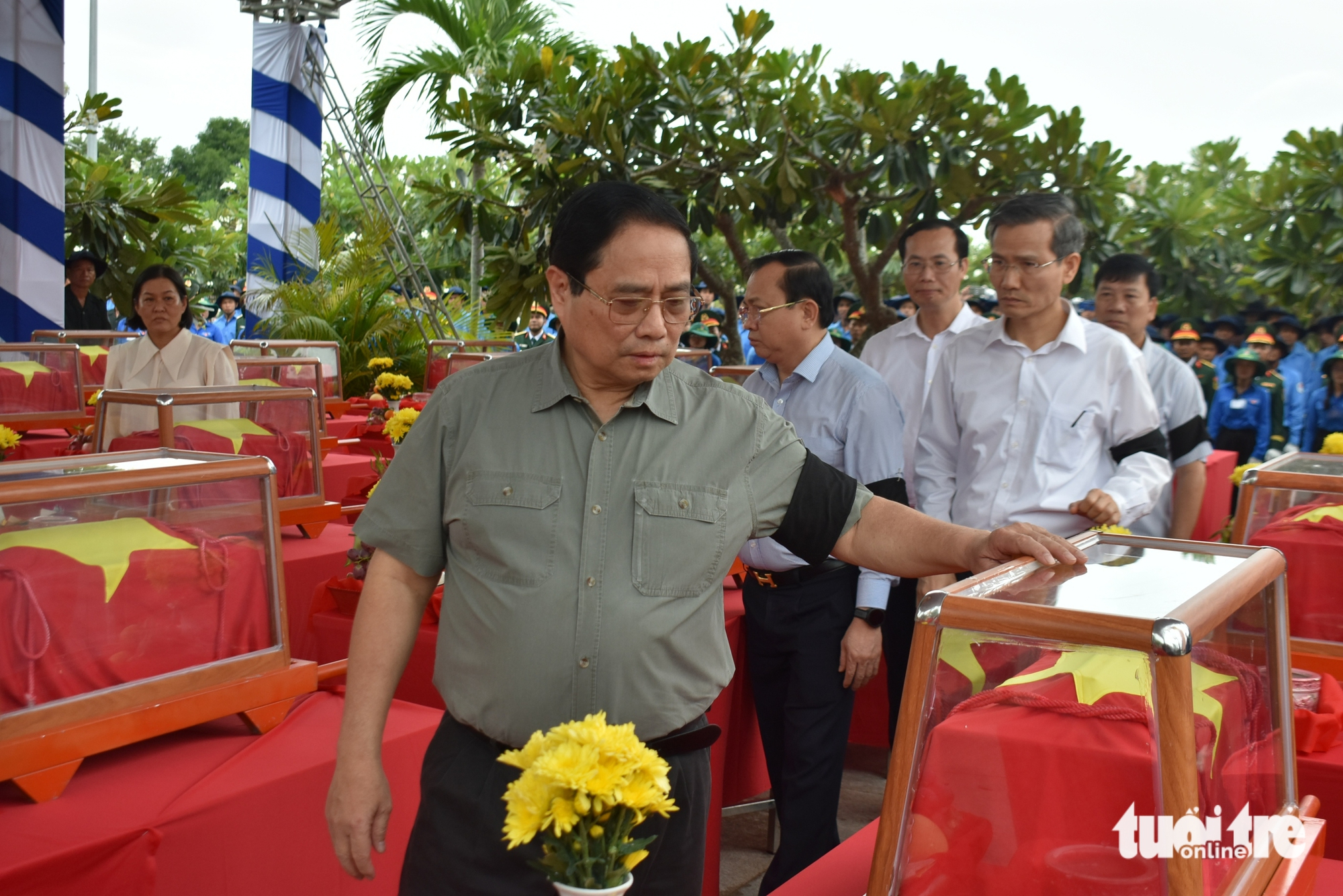 范明政总理参加80名志愿军烈士遗骨安葬仪式