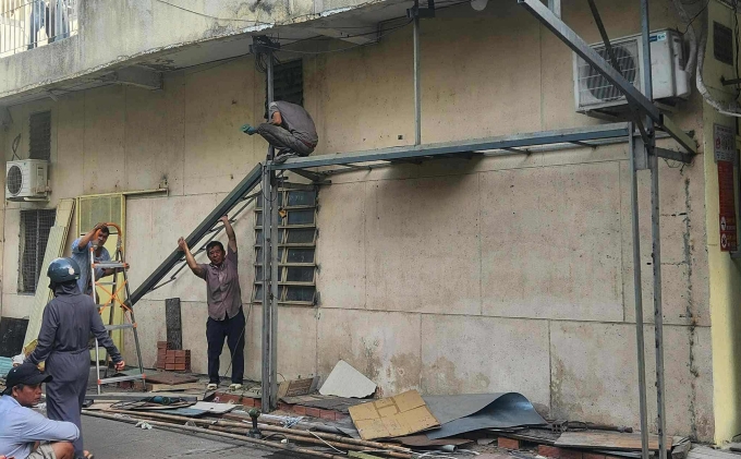 拆除'老虎笼'，火灾导致8人死亡的住宅区围栏