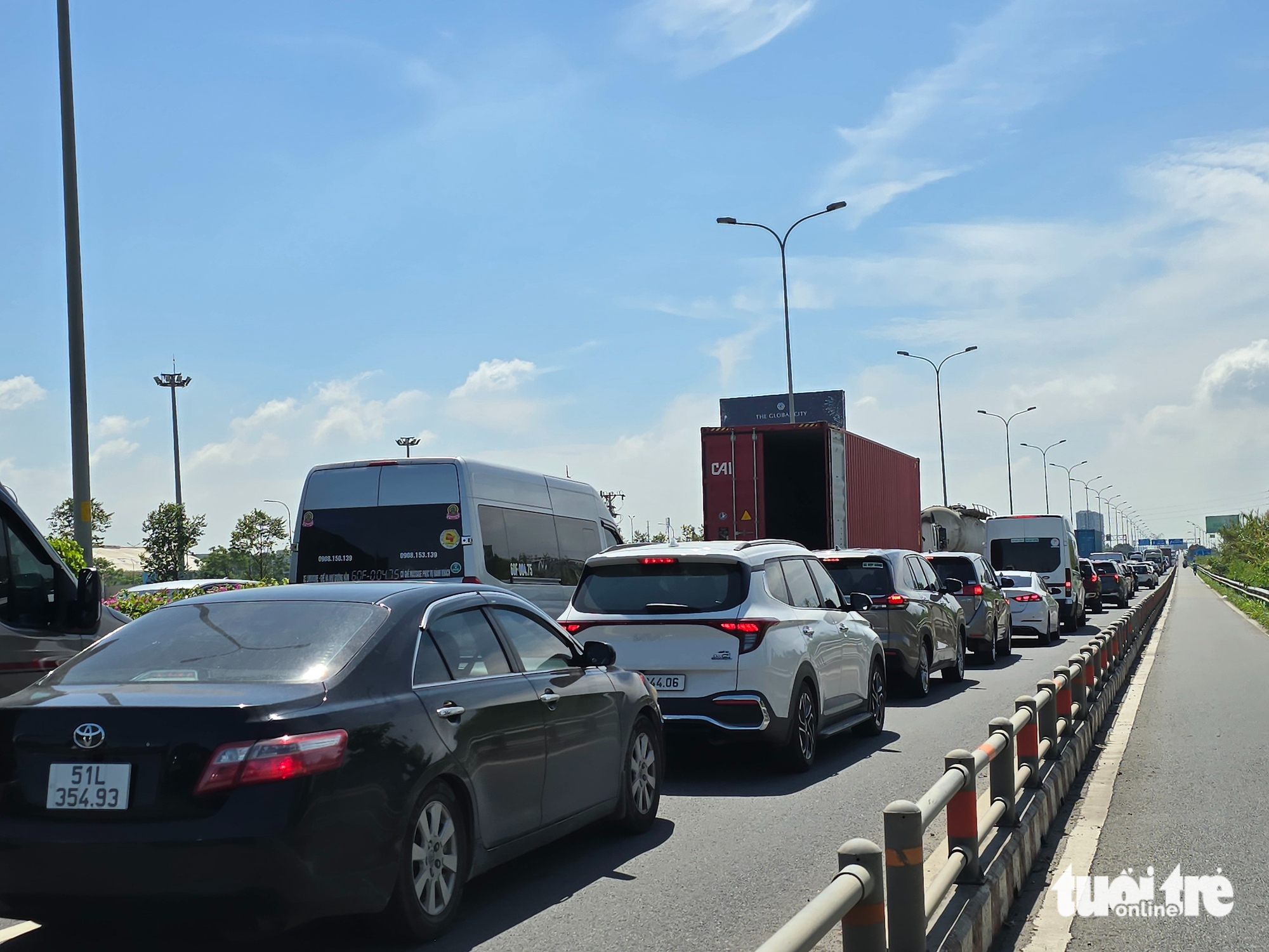 胡志明市-龙城高速公路事故，拥堵长达8公里