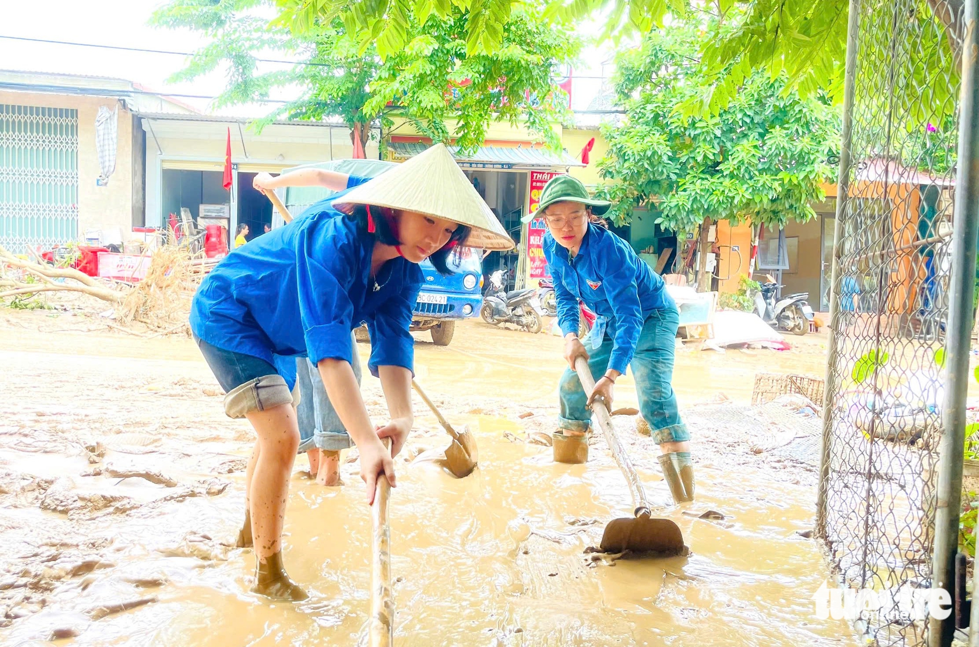 军队和公安集中力量帮助乂安省洪灾地区居民克服损失
