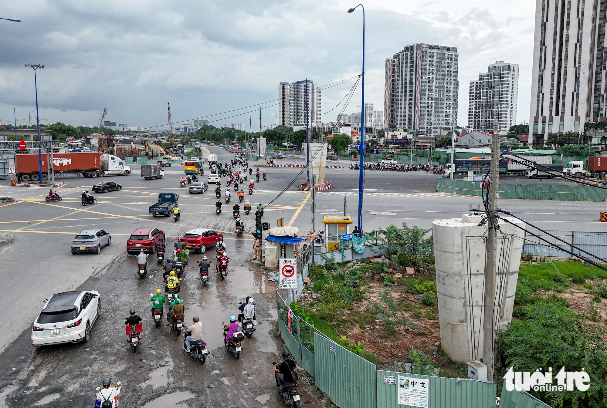 安富交叉口施工现场全景，进度缓慢，尽管还有6个月就要完工
