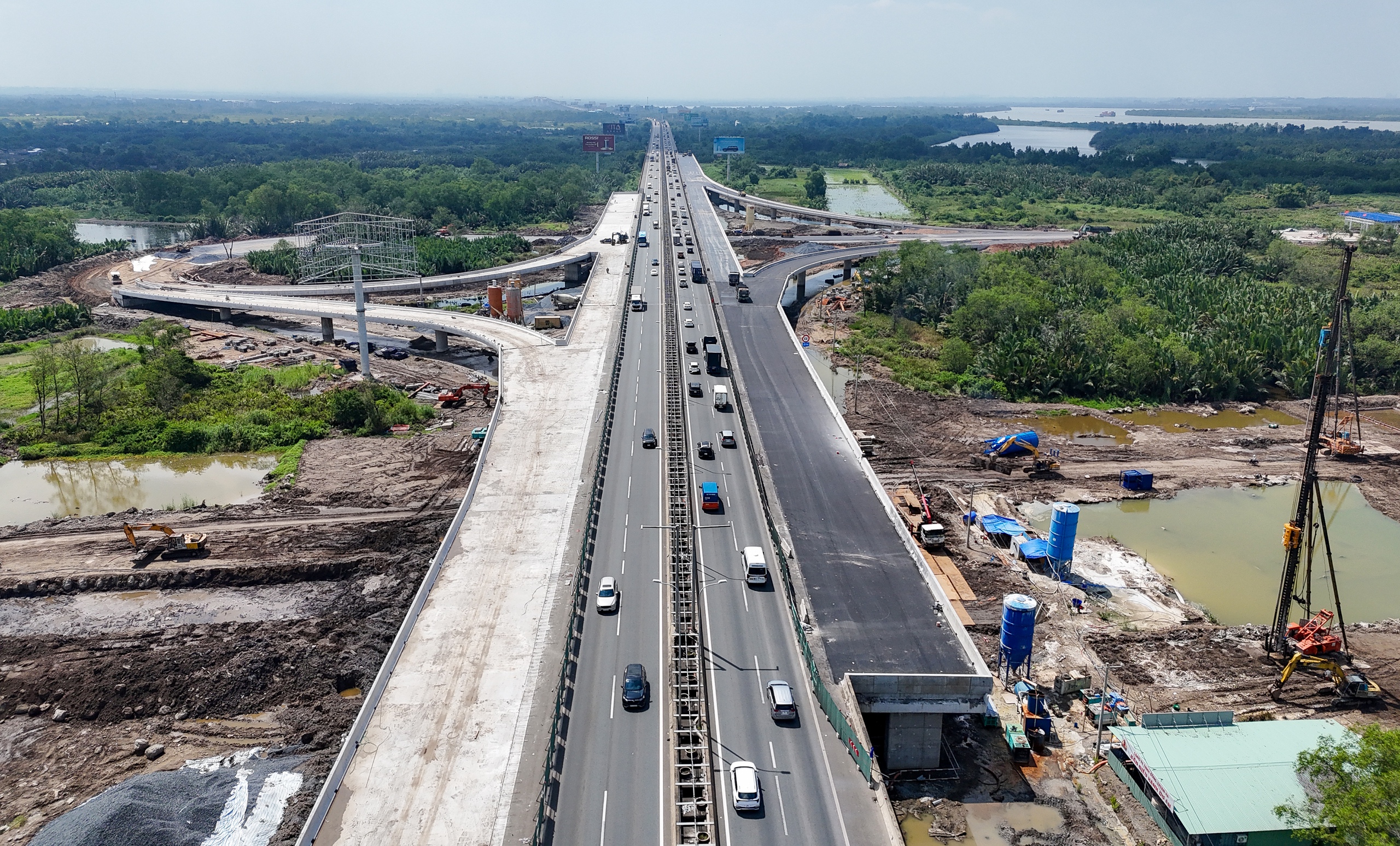 从8月19日起，建设200米临时道路连接仁泽桥与胡志明市-隆城高速公路
