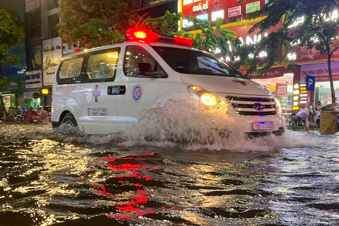 岘港在持续一个多小时的降雨后大面积积水