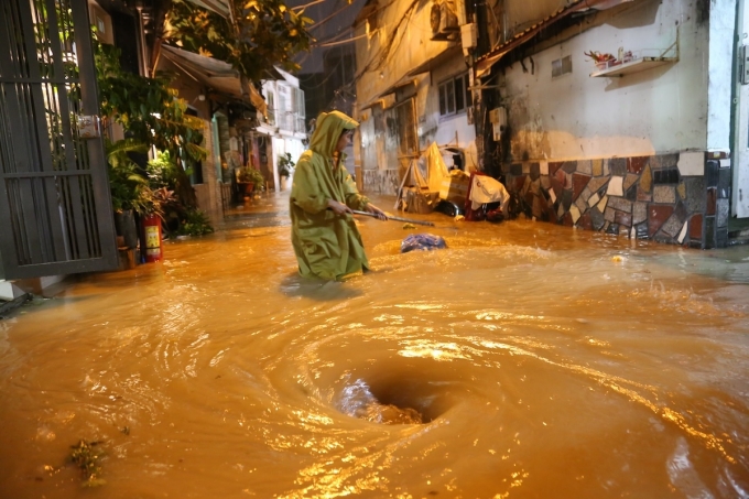胡志明市大雨，部分地区积水近一米