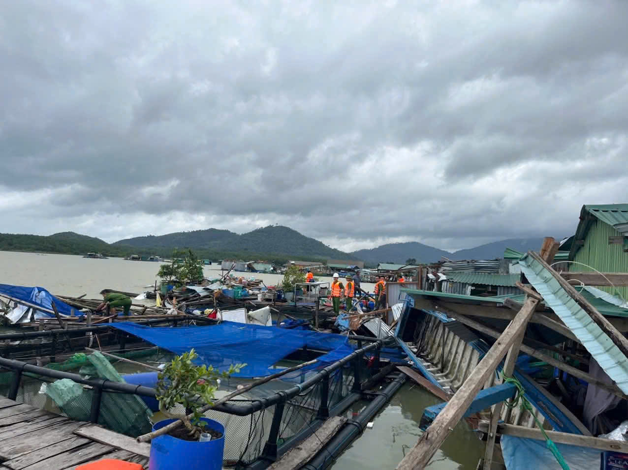 大雨和强风导致中部边境地区多户居民屋顶被掀