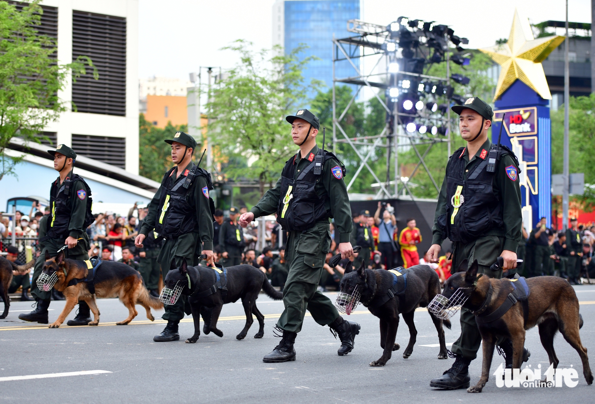 观看机动警察和警犬在黎利路的表演