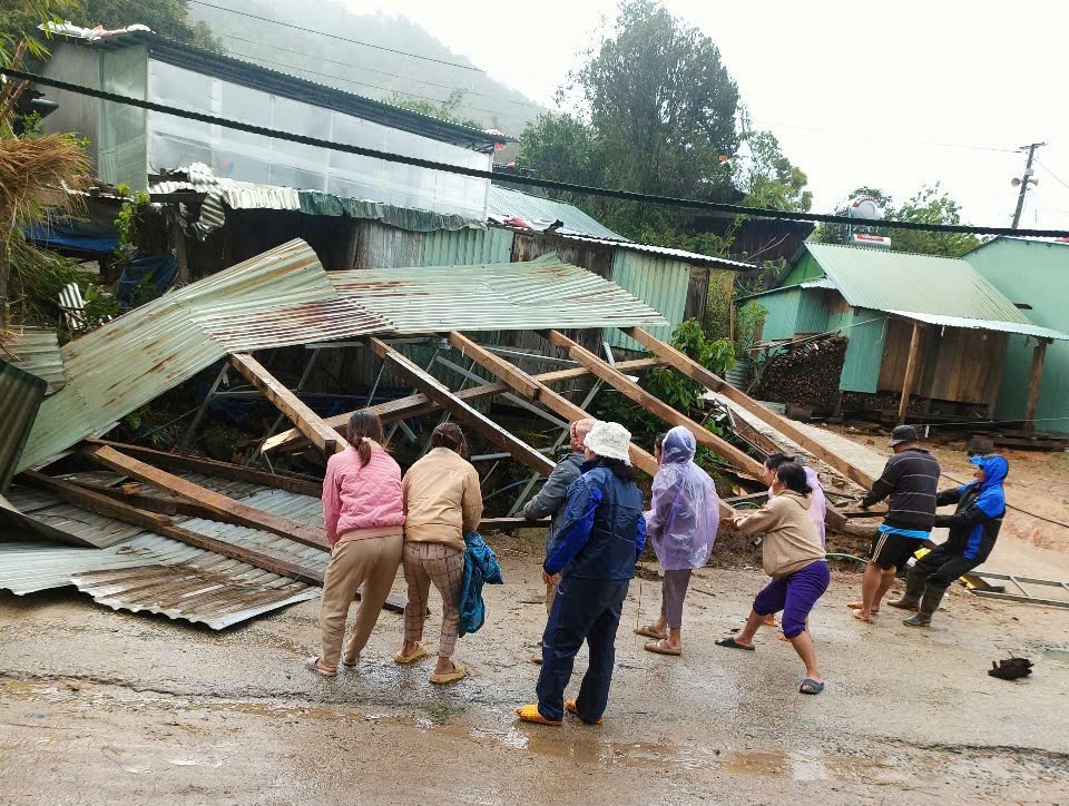 大雨和强风导致中部边境地区多户居民屋顶被掀