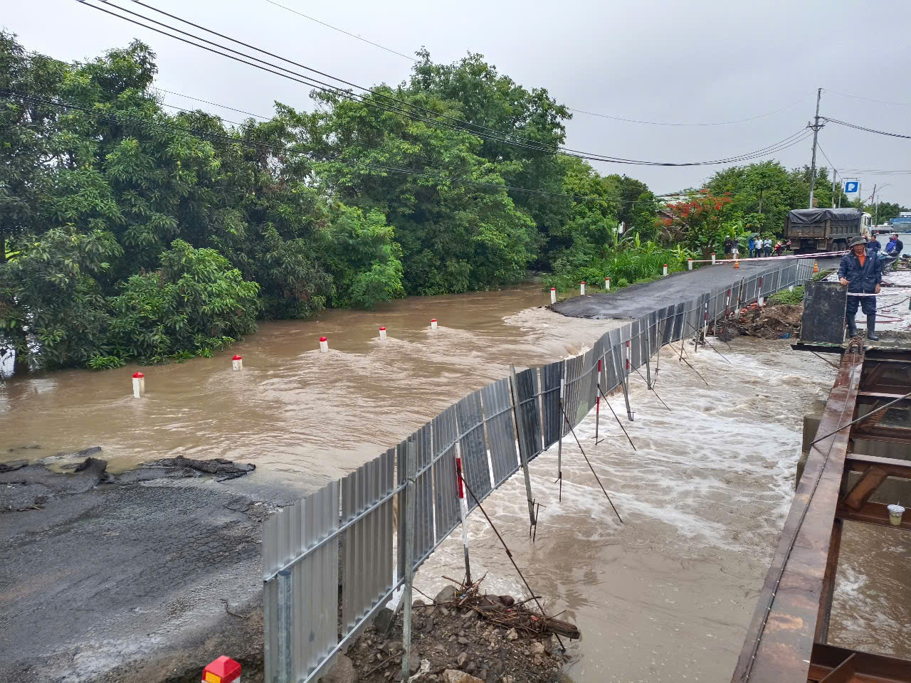 大雨导致嘉莱省25号国道交通中断
