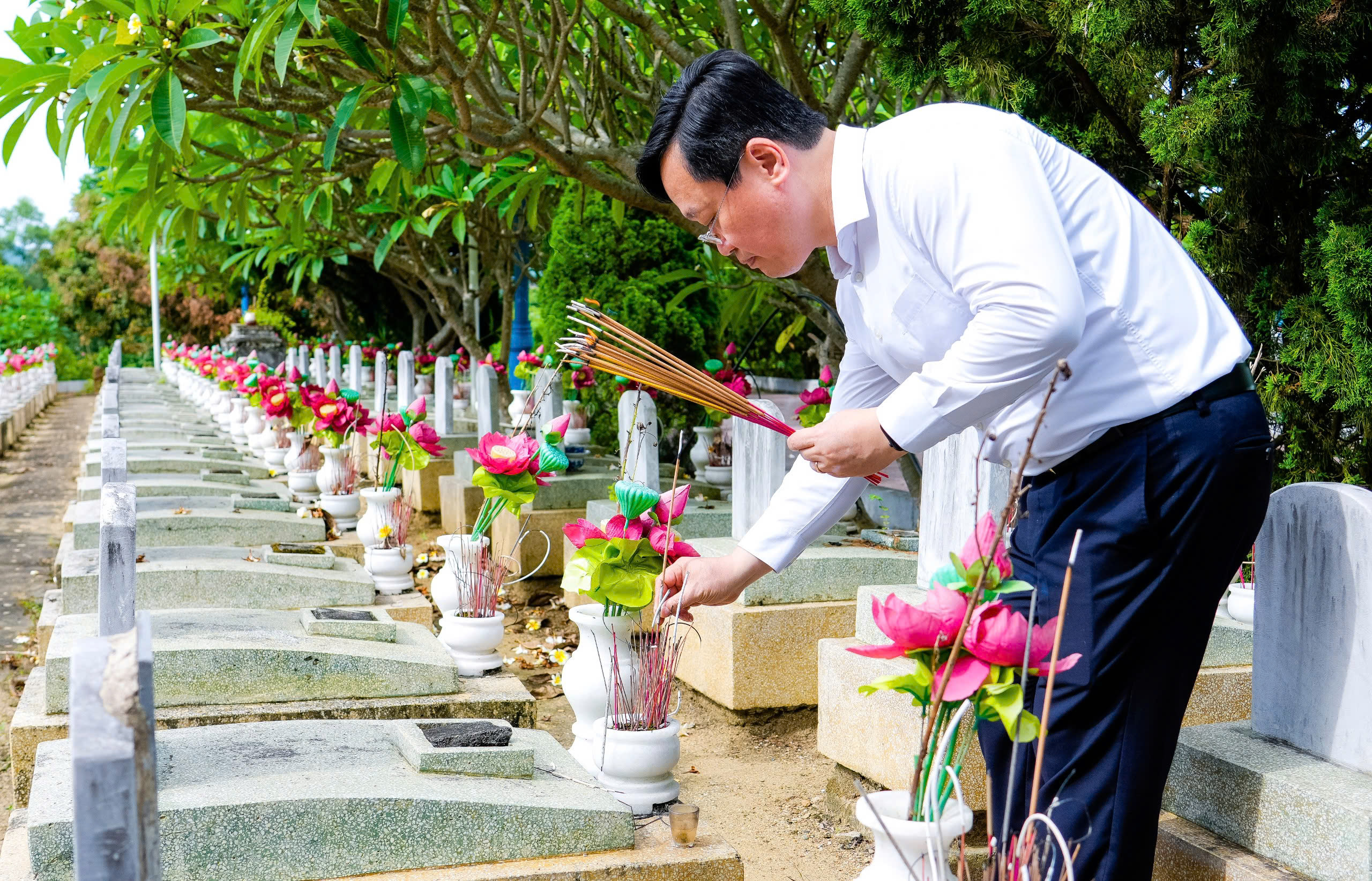 中央宣教与民运部部长向胡志明主席及烈士敬献香火