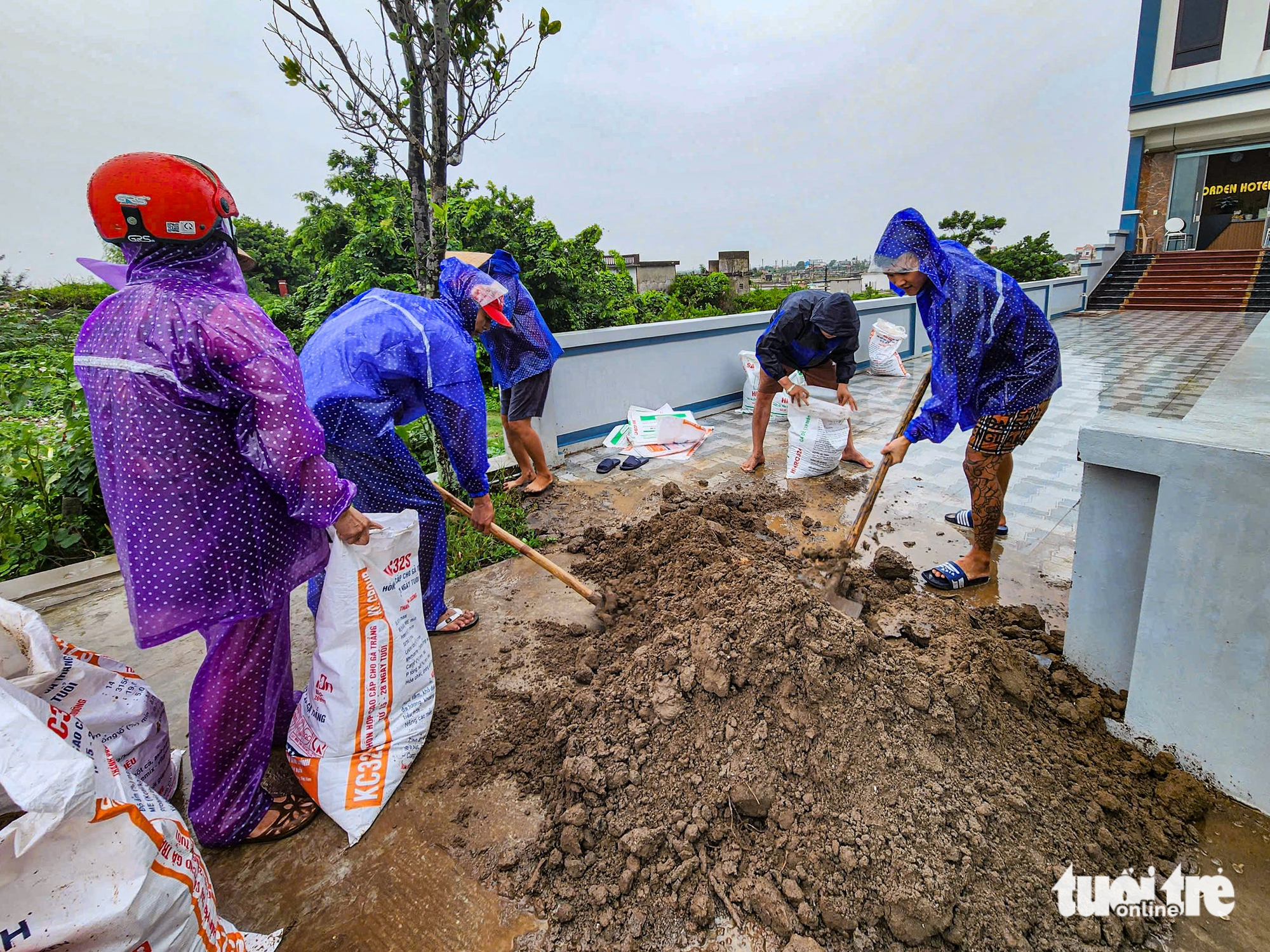 兴安沿海开始下大雨，居民'屏息'等待第三号台风Wipha