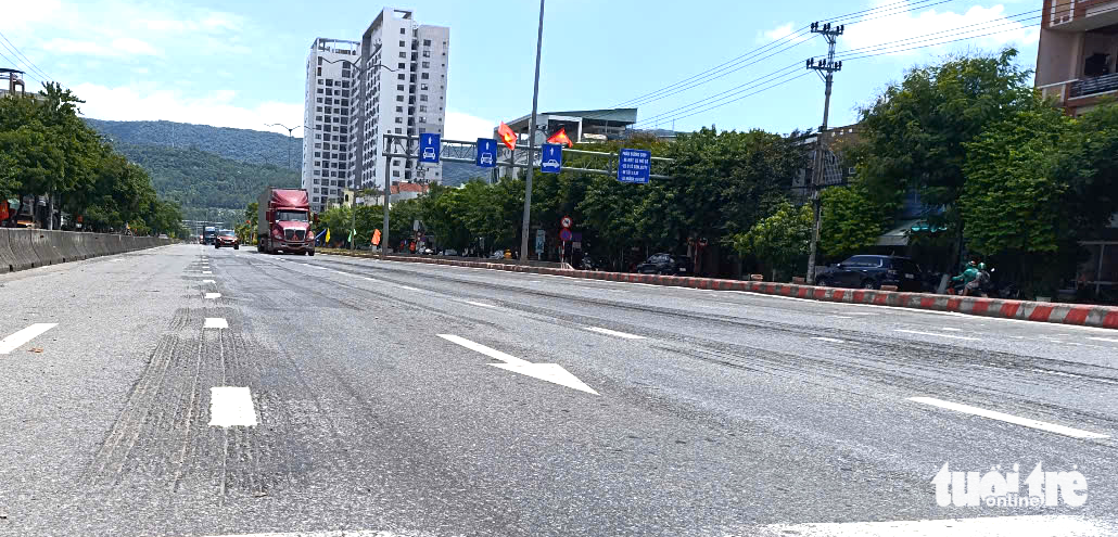 岘港主干道坑洼不平，“牛背”、“沟槽”待修复