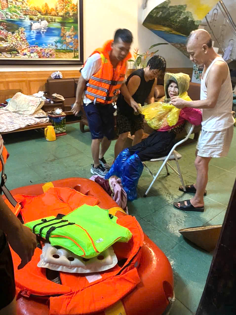 太原因大雨深陷洪水，民众爬上屋顶求救