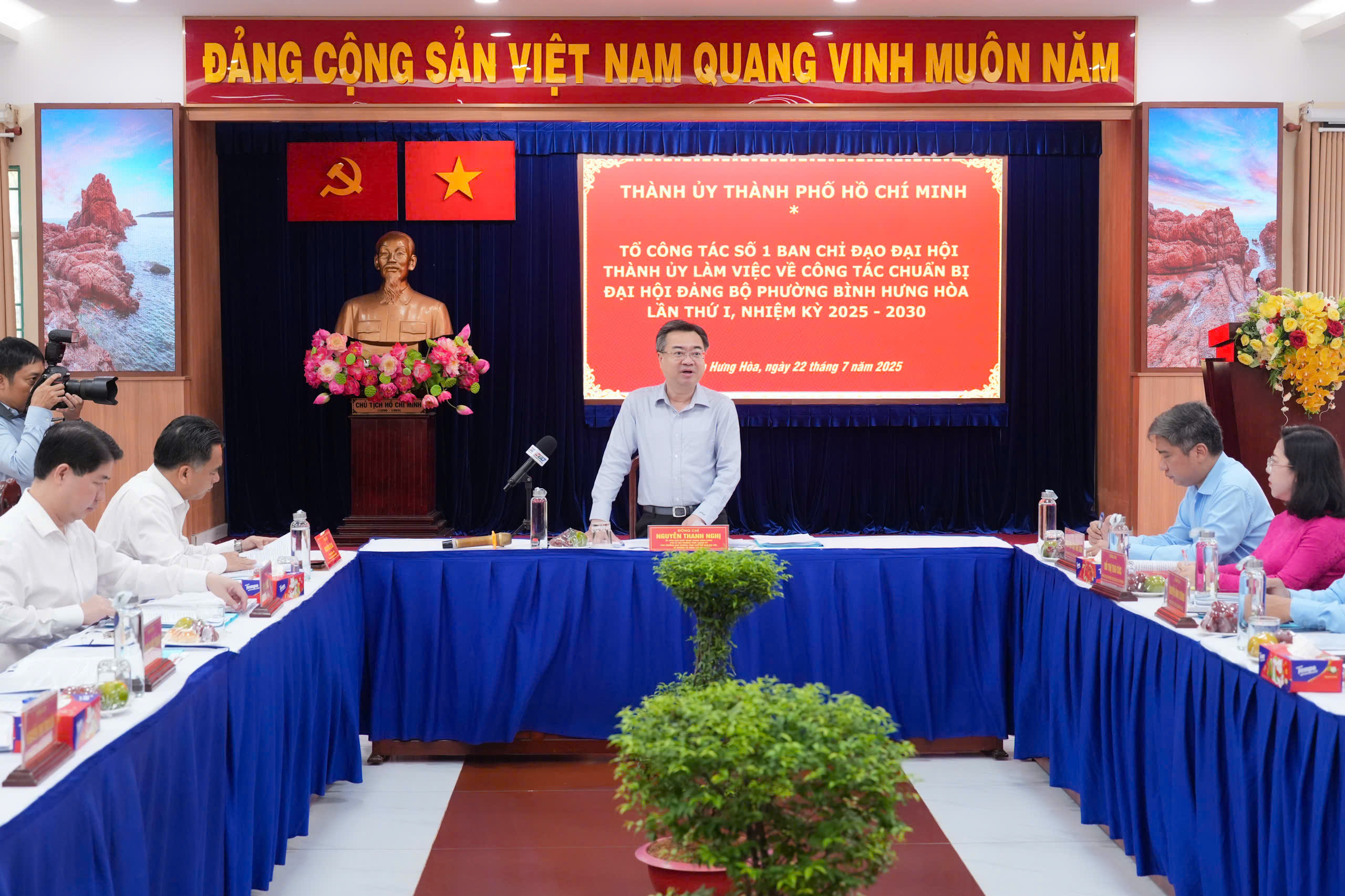 阮清议与平兴和区就党代会准备工作进行工作