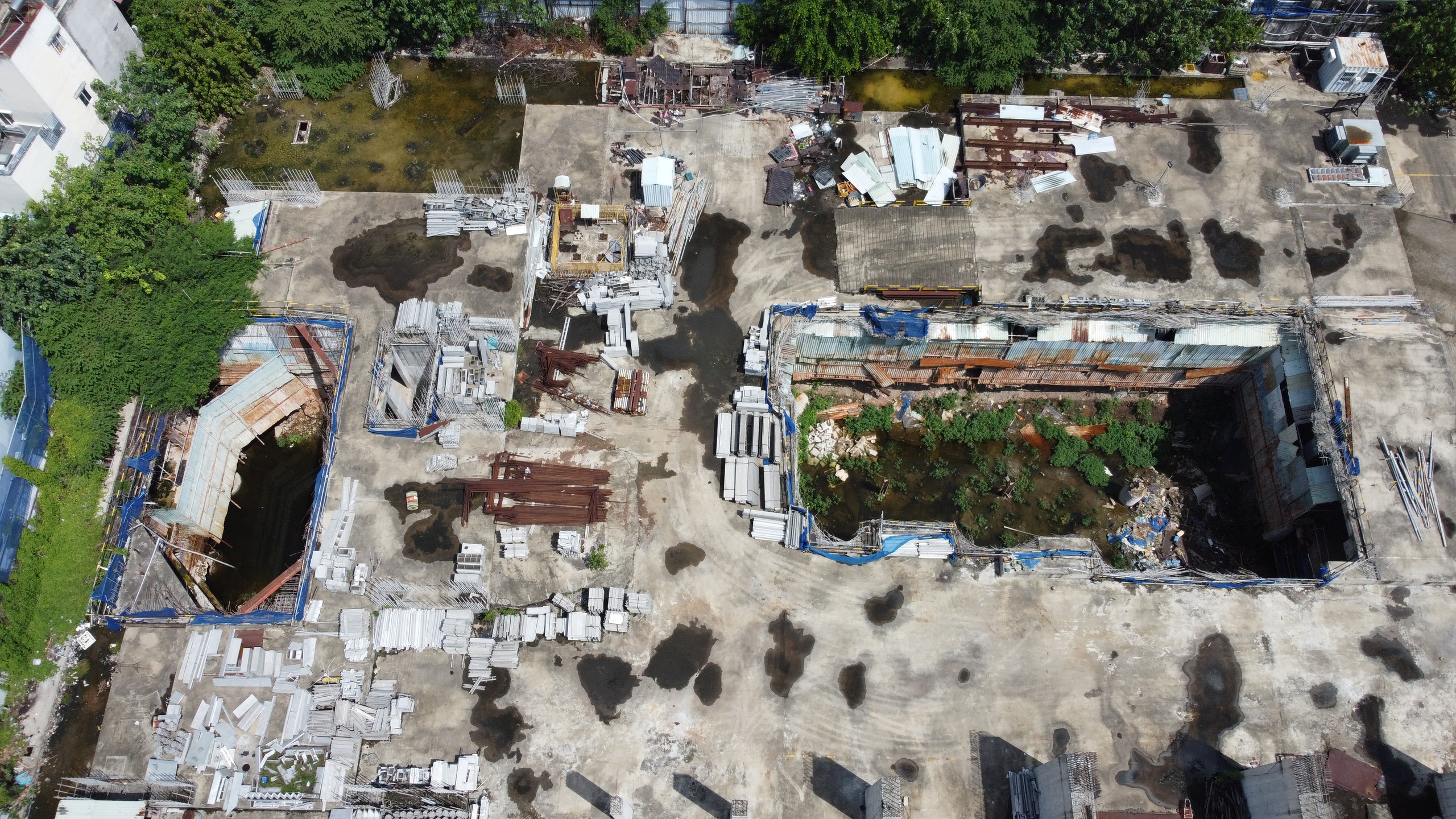 近距离观察胡志明市未批准施工、等待法律解决的Lancaster Lincoln违规项目