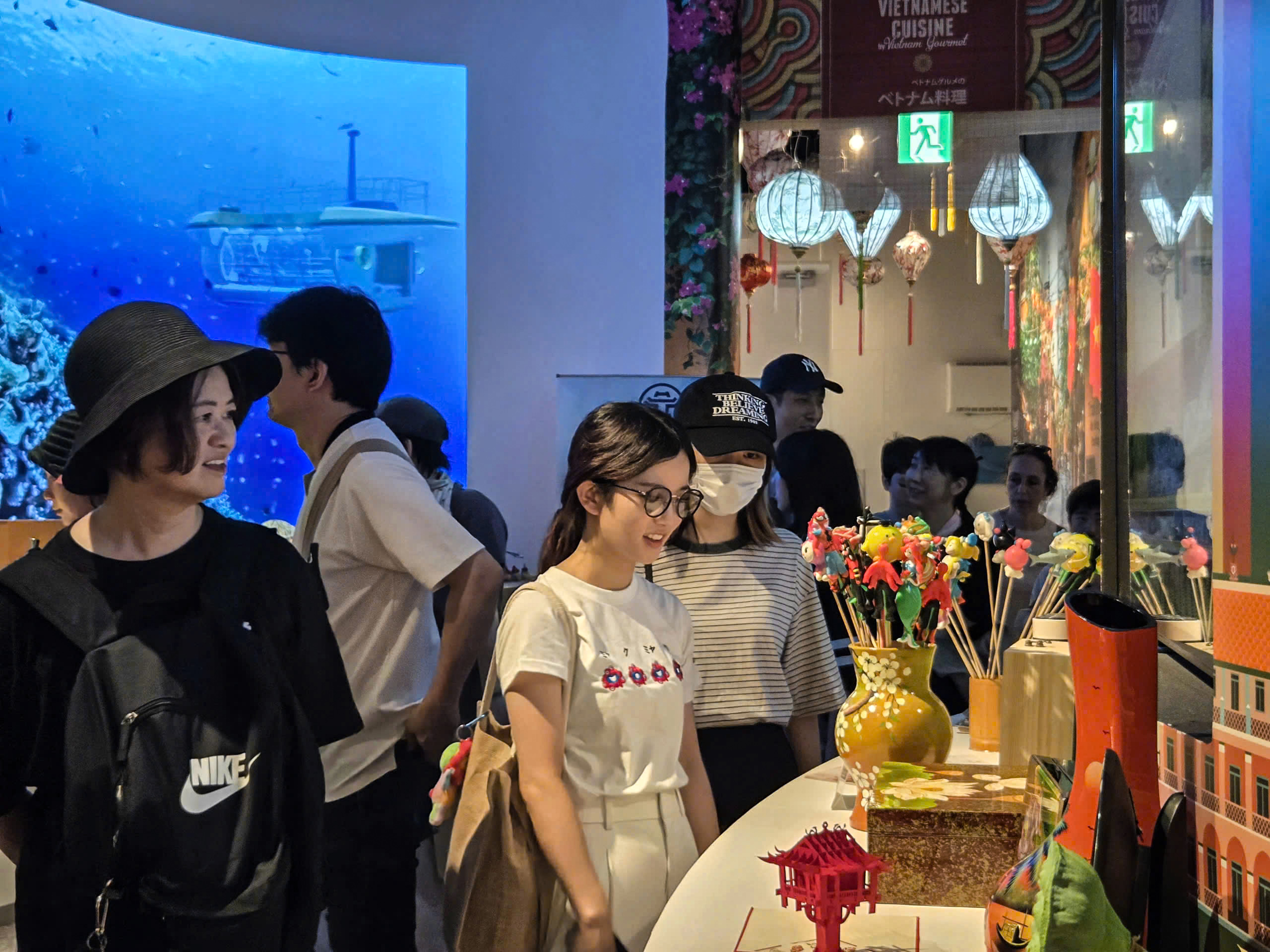 河内带着丝绸围巾和竹蜻蜓到日本推广旅游